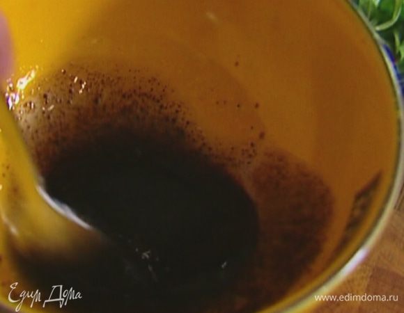 Приготовить заправку: соединить оставшееся оливковое масло, бальзамический уксус, соль, перец и перемешать.