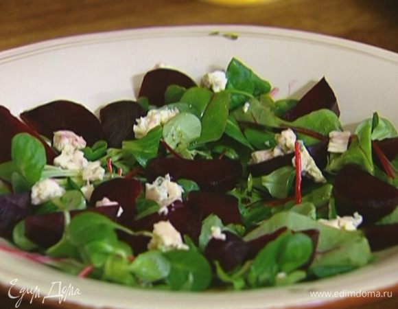 Салатный микс выложить на тарелку, сбрызнуть оливковым маслом и заправкой, выложить дольки свеклы и половину слегка измельченного сыра. 