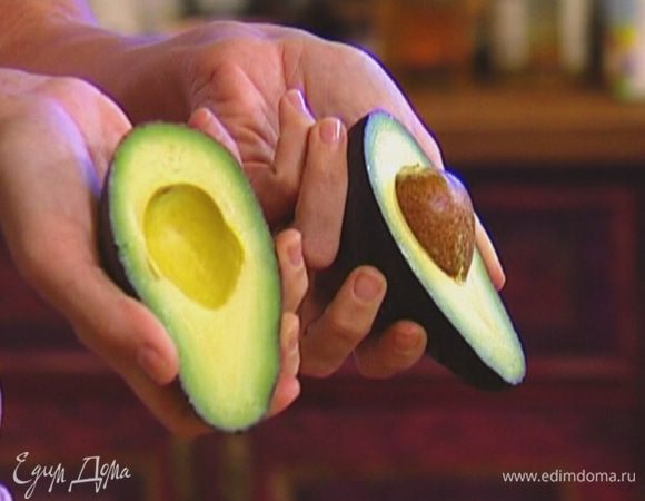 Авокадо почистить, удалить косточку, мякоть выложить в блендер.
