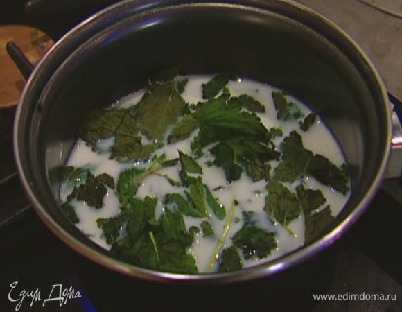 Молоко влить в небольшую кастрюлю, добавить порванную руками мяту, довести до кипения.