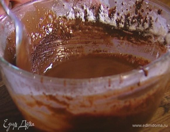 Желтки соединить с сахаром и какао и взбить миксером. 