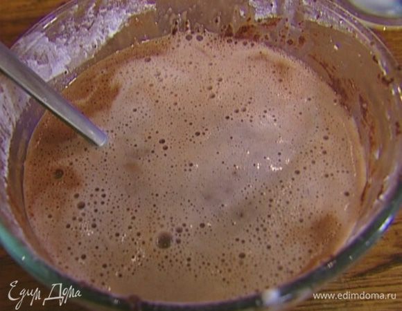 Влить к желткам немного горячего молока, добавить крахмал и вымешать ложкой. Затем через сито тонкой струйкой влить оставшееся молоко.