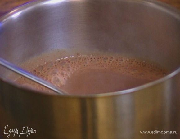 Перелить все в небольшую кастрюлю, добавить кусочки шоколада и, непрерывно помешивая, прогревать на небольшом огне. 