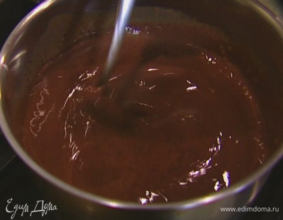 Когда масса загустеет, снять ее с огня и немного взбить миксером.