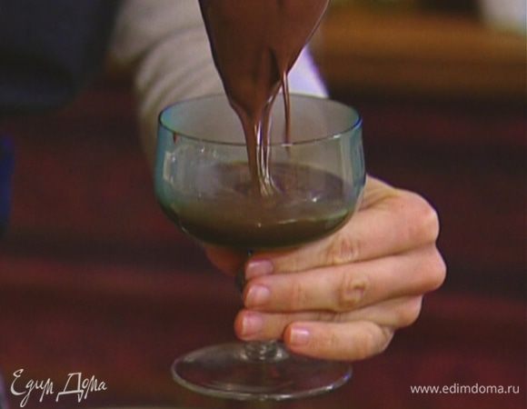 Разлить крем-мусс в прозрачные бокалы или вазочки.