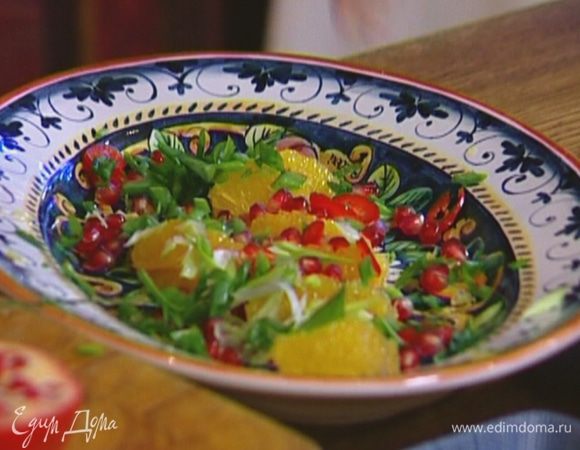 Добавить к апельсину креветки, половину зерен граната, нарезанного лука и чили.