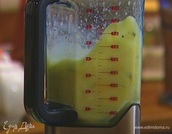 Влить ананасовый сок и все вместе взбить.