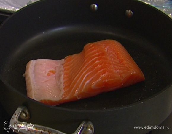 Разогреть в сковороде, которую можно ставить в духовку, 1 ч. ложку оливкового масла, выложить рыбу кожей вниз и обжаривать в течение 2–3 минут. 