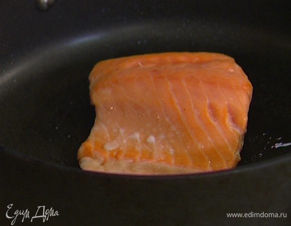 Отправить рыбу на 10 минут в разогретую духовку, затем вынуть и оставить еще на несколько минут в сковороде. 