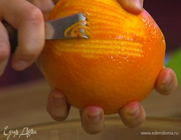 Цедру апельсина и лимона натереть на мелкой терке или тонко снять ее ножом и порубить. 