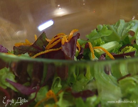 Руколу выложить в глубокую посуду, добавить цедру апельсина и лимона. 