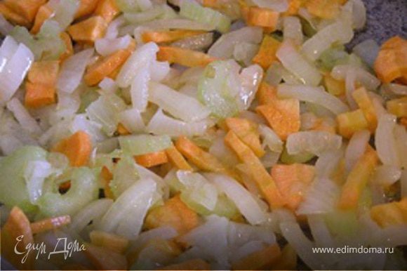 Разогреть сковородку с растительным маслом, нарезать лук, немного обжарить, затем добавить нарезанную морковь и сельдерей, потомить.