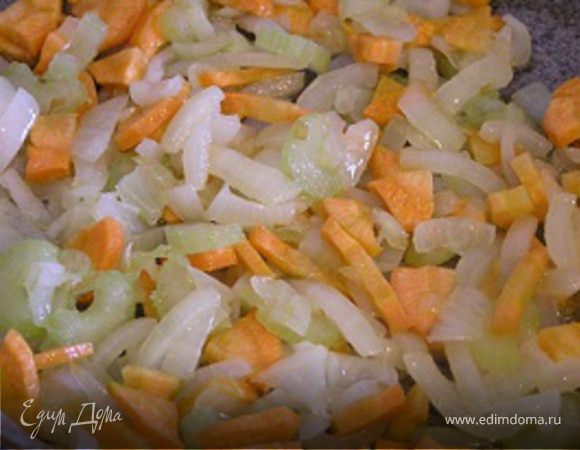 Разогреть сковородку с растительным маслом, нарезать лук, немного обжарить, затем добавить нарезанную морковь и сельдерей, потомить.