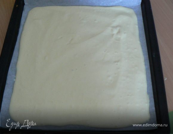 Противень (я использовала  размером 25х35 см) застелить бумагой для выпечки.
Вылить тесто, разровнять.