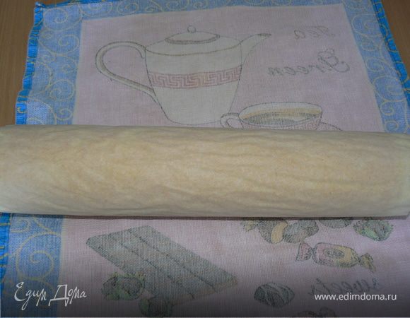 Испеченный горячий рулет свернуть вместе с бумагой.Если бумаги нет, бисквит можно переложить на полотенце, и свернуть в рулет вместе с полотенцем.
Остудить.