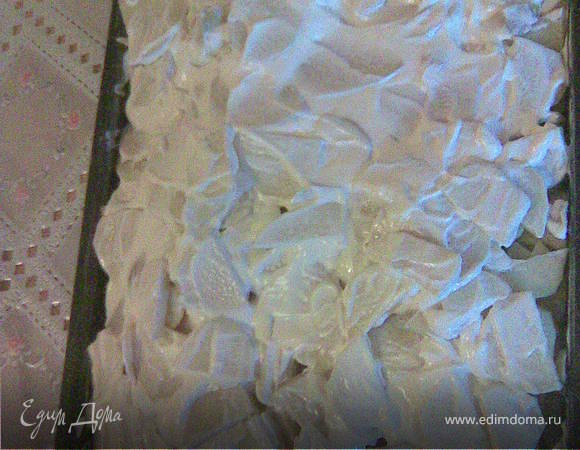 1 слоем укладываю картофель, нарезать пластинами, чтоб закрыть дно противня, немного посолить. 2 слой - ложу рыбу, и посыпаю карри и хмели-сунели. 3 слой - лук,порезанный полукольцами. 4 слой -морковь соломкой, 5 слой - капуста, нашинковать соломкой, немного помять, чтоб стала мягкой,еще раз немножко посолить, 6 слой - помидоры кольцами сверху посыпать зеленью и последний слой - оставшаяся картошка, верх смазать взбитым с яйцами майонезом, запекать при 200 градусах 40 +-10 минут, за 10 минут до конца посыпать тертым сыром, получается вкусная хрустящая корочка. Приятного аппетита! =))))