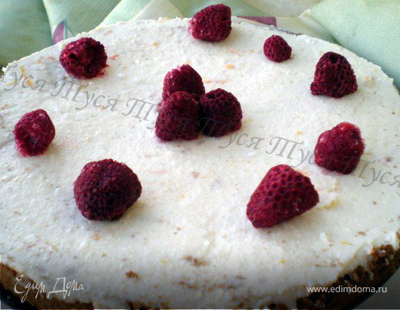 Творог,масло,сгущенку,цедру и сок тщательно перемешать и выложить на бисквит.Припорошить пудрой и украсить ягодами.Убрать в холодильник на пару часов.