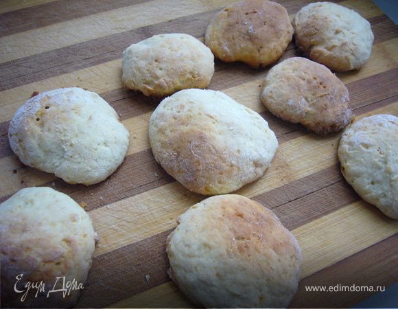 Мука +разрыхлитель+сахар,перемешай и сделай углубление.Влей сюда яйца взбитые с солью+слив.масло+сливки.Вымешай однородное тесто,чтобы нелипло к рукам и выложи на противень с пергаментом.Выпекать около 15 мин./до золотистого цвета.