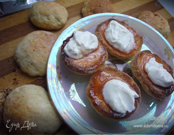 Сконы намазать джемом или вареньем,а сверху сливки.(для тех кто на строгой диете,...как Черешенка...кушайте сконы с закрытыми глазами и представляйте что это диетические сухарики)))