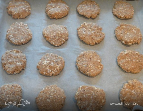 На деко, выстеленное бумагой выложить (16) шариков (отделять столовой ложкой) и придавить их сверху. Выпекать при 190С около 18 минут.