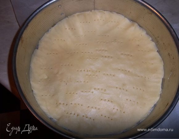 Тесто раскатываем в форме