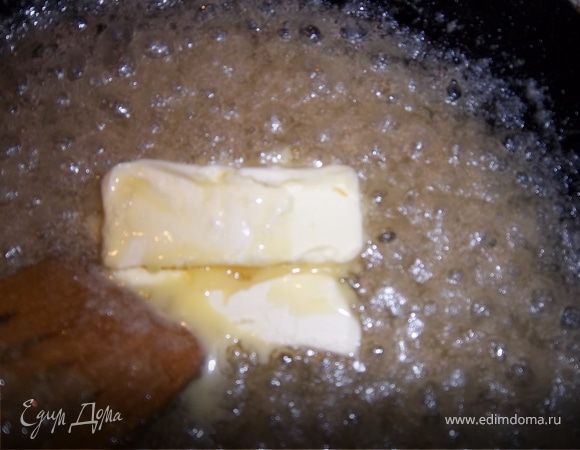 Убираем с плиты карамель.Добавляем масло