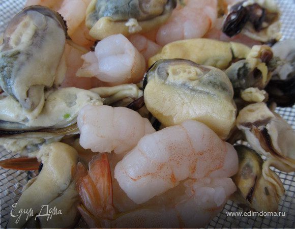 Подготавливаем морепродукты, промываем чистой водой, с креветок удаляем хвостики. Я часто использую замороженные морепроукты  "Бухта изобилия", чистые отборные креветки и мидии, без огромных кусков льда. Разморозить их можно быстро опустив на 3-4 минуты в воду комнатной температуры. 