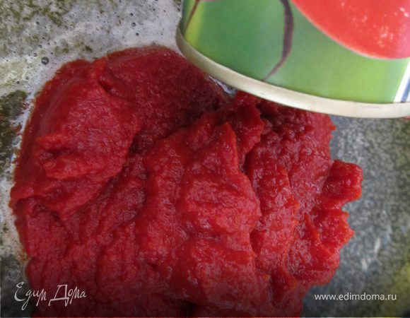 В сковороде растапливаем сливочное масло добавив в него 1 ст.л оливкового. Затем добавляем томатную пасту, тщательно перемешиваем и оставляем томиться на медленном огне 