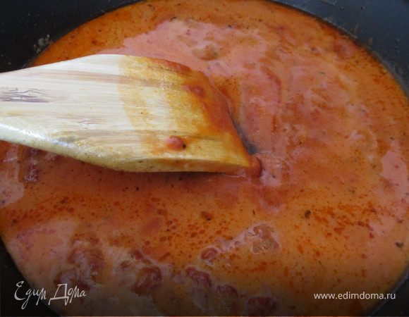 В это время делаем загуститель. В любой удобной вам посуде венчиком смешиваем 2 ст.л крахмала (без верха) и 100 мл. воды. В готовую смесь без комочков доливаем оставшуюся часть воды и так же тщательно перемешиваем. Затем эту воду с крахмалом тонкой струйкой вливаем в сковороду, аккуратно перемешивая с томатной пастой. Размешивать до образования однородной массы на медленном огне. При необходимости добавить еще воды, если кто-то не любит слишком густой соус.