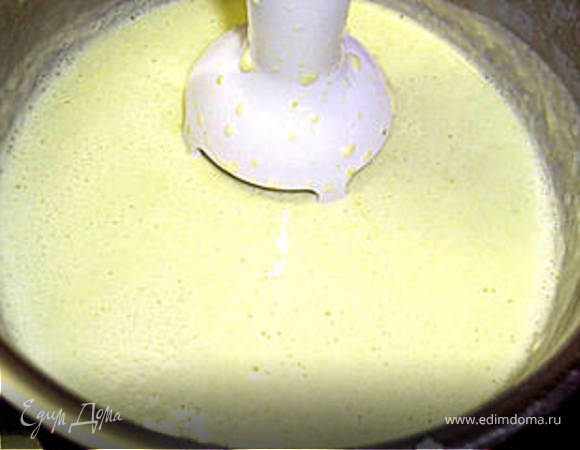 Залить бульоном и добавить нарезанный базилик,  дать покипеть 15 минут. Затем пюрировать блендером, добавить крем-фреш, посолить поперчить, посыпать тёртым мускатным орехом. 