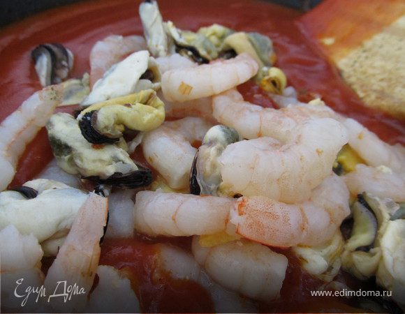 В пасту добавляем коричневый сахар по вкусу, соевый соус. Вкус у пасты не должен быть кислым. Соевый я использую HEINZ с оранжевой этикеткой ( у него слаковатый привкус) Как только масса приобретет насыщеный красный цвет в сковороду выкладываем чистые креветки и мидии, добавляем приправу для морепродуктов, перемешивем и закрываем крышкой. Оставляем на самом минимальном огне 5 минут при закрытой крышке (если оставить на более длительное время, креветки не будут такими нежными и мягкими!) 