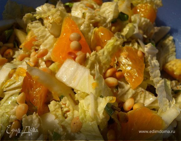 Салат. Порезать мелко пекинскую капусту. Огурец очистить от кожуры, порезать крусочками. Пучёчек портулака и манголида промыть под проточной водой, просушить бумажным полотенцем, порезать мелко. ножом. Апельсин почистить на дольки, порезать кусочками. Кедровые орешки подержать на горячей сковородке без масла. Добавить в салат. 