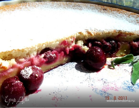 Желтки отделить от белков.Желтки взбить с сахаром,добавить сливки, муку и ванилин.Хорошо перемешать.Белки взбить с щепоткой соли в крепкую пену,аккуратно ввести в сливочно-яичную смесь.Форму смазать сливочным маслом.На дно выложить вишню и залить тестом.Выпекать при t 180*С до готовности,до золотистого цвета(ок.30 мин)на среднем ярусе.Обсыпать сахарной пудрой и подавать горячим.Приятного аппетита!