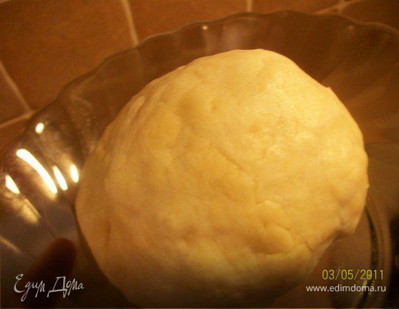 С вышеуказанных ингредиентов заместить тесто, завернуть в пищевую пленку и поставить в холодильник. Так, как этот пирог я делала уже второй раз, то тесто решила попробовать другое, хотя и это тоже вкусное. У меня по рецепту Ю.Высоцкой http://www.edimdoma.ru/recipes/971.