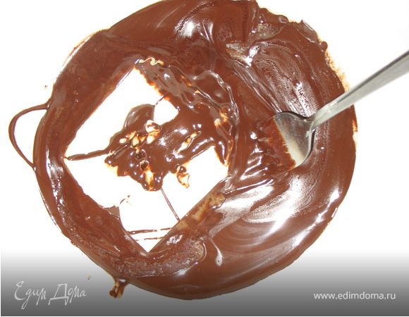 Духовка 160 ° C. Разломать шоколад в большой миске и поставить его на кастрюлю с кипящей водой. Оставить его пока он не растает, а затем снять с бани. Добавить сливочное масло и размешать до получения однородной массы. Охладить минут пять.
