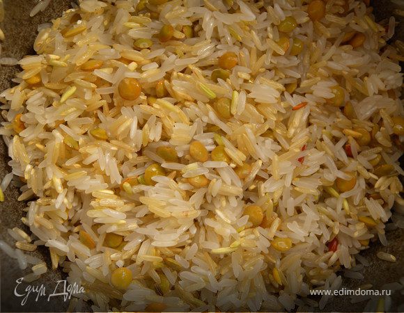 Рис. Смешать пропареный рис, дикий, нешлифованный и чечевицу (пропорция 1:0,5:0,5:0,5), промыть. залить водой (в 2.5 раза больше, чем риса). Добавить заправку. 