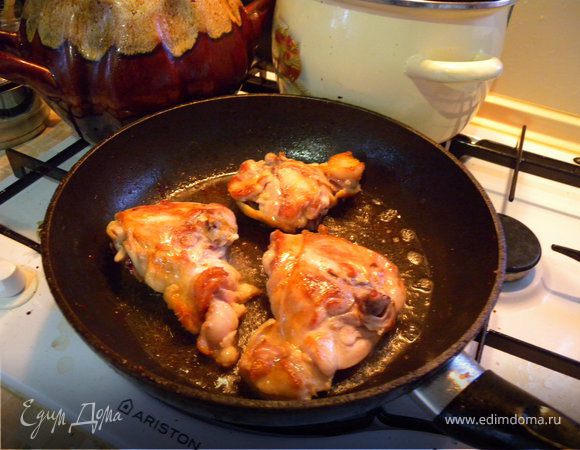 Курочка. Бедрышки помыть. Залить соевым соусом на 30 минут. Дать стечь. Обжарить на большом огне на небольшом количестве растительного масла с обеих сторон.