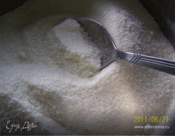 В кастрюльке смешать сухое молоко и сахар.