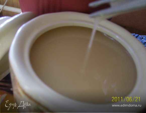 Кастрюльку ставим на водяную баню на 2 часа. Помешиваем часто (у меня получалось примерно каждые 15 минут). Затем опускаем кастрюльку в холодную воду на 5 минут. Оставить в холодильнике на 6-12 часов. Получаем прекрасное сгущеное молоко. Вкус очень насыщенный.