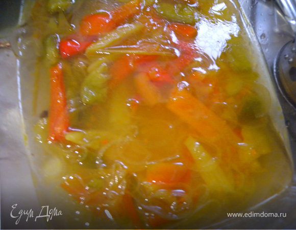 У меня была 0,5 литровая банка самодельного салата типа "лечо" (сладкий перец, морковь, лук, соль, сахар, уксус). Я решила его использовать. 