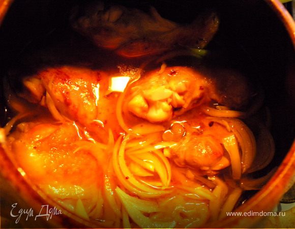 Сложила обжаренные бедрышки в казанок и залила салатом. Отправила в духовку на 1,5 часа (можно и меньше, но я люблю так чтобы разомлело)...