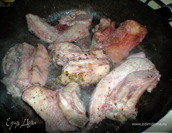 Да..всё просто.Остался сок от вишни ,после приготовления пирога,вот туда то я и положила свинину,пожарила баклажанчики с лучком,выложила их из сковороды,а туда набухшие соком кусочки мяса.На сильном огне сразу их зарумянила,потом вылила оставшийся сок,закрыла крышкой и тушила до готовности,потом к мясу добавила,уже готовые баклажаны с луком и еще чуть чуть они там подружились.Мясо не солила,т.к. баклажаны солила перед тем как жарить(немного подержала посыпав солью,когда пустили сок,слила и на сковородку)