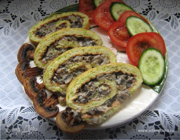 Кабачки вымыть,отрезать кончики и натереть на крупной тёрке(кабачки не чистить),луковицу очистить,натереть на тёрке,кабачки смешать с луком,добавить желтки,соль,разрыхлитель и муку,хорошо тесто перемешать,белки взбить отдельно в крепкую пену и добавить в тесто,ещё раз хорошо размешать.На противень постелить фольгу(или бумагу для выпечки)хорошо смазать её раст.маслом и выложить кабачковое тесто,разровнять и выпекать в заранее разогретой духовке при 200С.Готовый корж остудить,перевернуть и аккуратно снять фольгу или бумагу.
Грибы вымыть, нарезать мелко и обжарить в небольшом кол-ве раст.масла с мелко нарезанным луком,добавить сливки и тушить до готовности,посолить,поперчить по вкусу.На готовый остывший кабачковый корж выложить грибную начинку,сверху посыпать тёртым сыром и свернуть рулетом.Поставить на часок в холодильник.Нарезать на куски и подавать со свежими помидорами и огурцами,а ещё такой рулет можно завернуть в фольгу и взять с собой на пикник.Приятного аппетита!