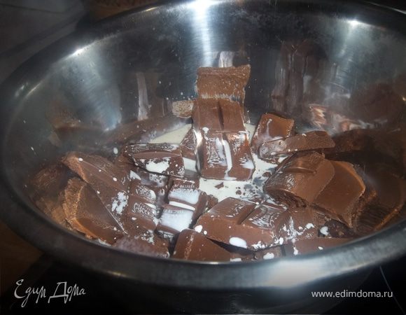 в горячие жив.сливки(66гр.) добавляем 200гр. шоколада