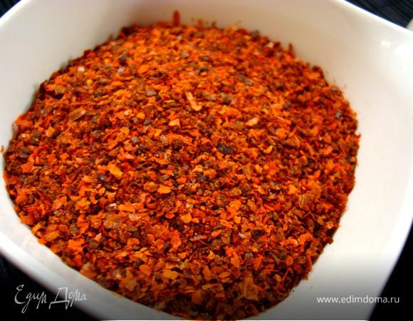 Насыпьте в стеклянную банку или посуду, в которой вы в дальнейшем планируете хранить пасту, перец, смешанный с солью. Посмотрите внимательно на фото, в идеале перец должен быть вот такой — кусочками. Но если у вас будет просто молотый, то ничего страшного. Только используйте не паприку, а именно острый красный перец.