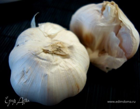 Чеснок очистите и измельчите.