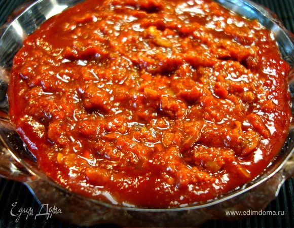 Теперь добавьте чеснок к разбухшему и остывшему перцу, хорошо перемешайте, плотно закройте крышкой и отправьте в холодильник. На следующий день вы уже можете использовать пасту. 