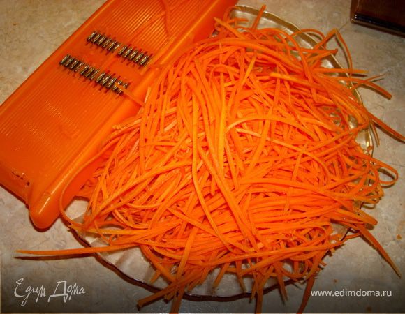 Морковь потереть в длину на специальной терке для моркови по-корейски…