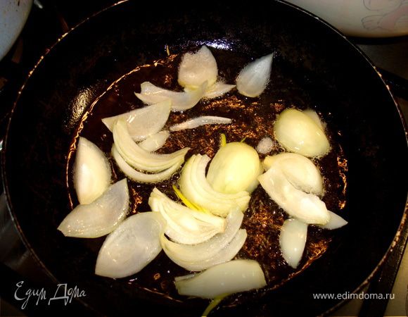 В сковороду налить растительное и кунжутное масло. Если кунжутного нет, до добавить 1 ст.ложку растительного… Масло нагреваем, добавляем крупно нарезанный репчатый лук и хорошо обжариваем….