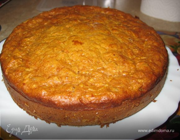 В форму (у меня 20 см) выстелить бумагу и вылить смесь.
Выпекать около часа. Готовность проверять сухой лучиной :)
Дать остыть минут пятнадцать в форме, затем снять боковину, пирог убрать с бумаги на решетку отдыхать и остывать. 